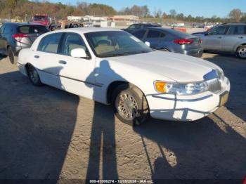  Salvage Lincoln Towncar