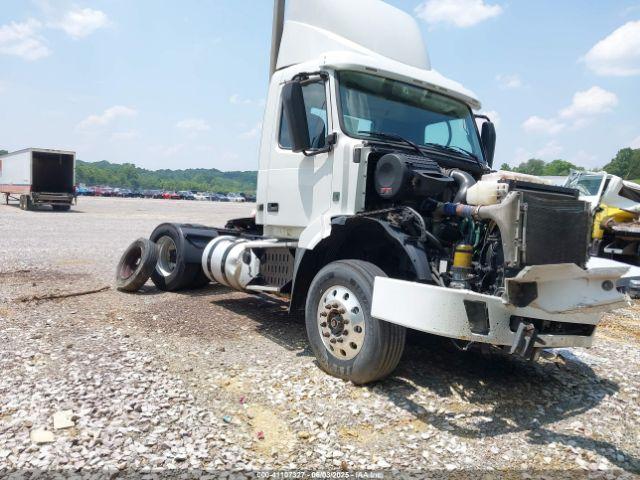  Salvage Volvo Vn