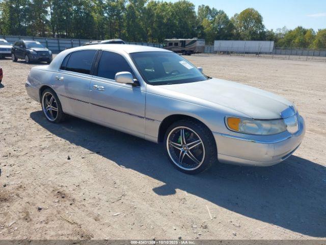  Salvage Lincoln Towncar