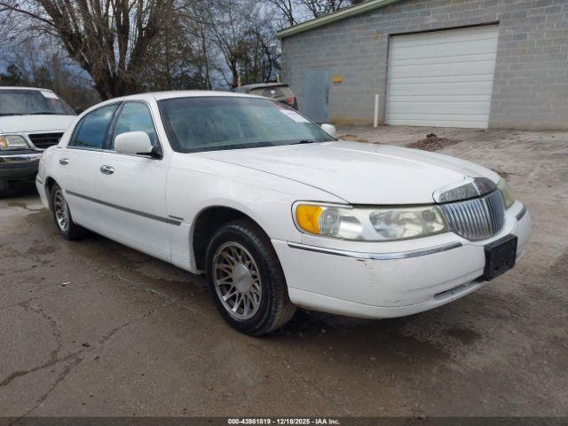  Salvage Lincoln Towncar