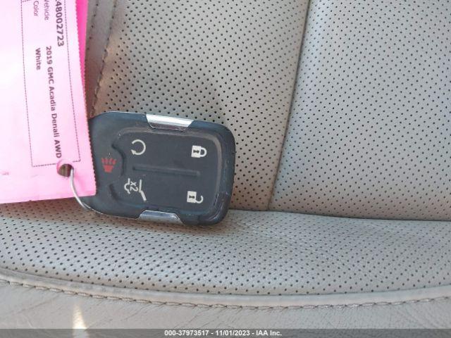 GMC Acadia Denali Image 12