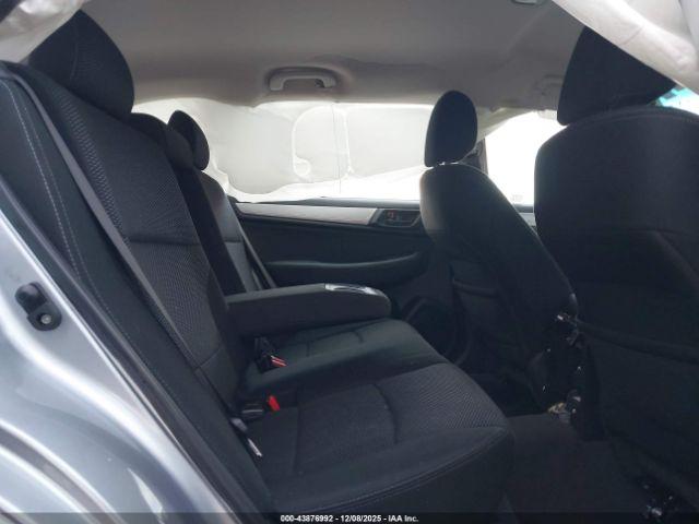 Subaru Outback 2.5i Image 6