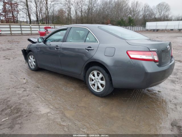 Toyota Camry Le Image 3