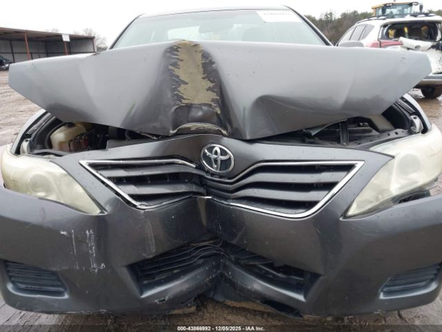 Toyota Camry Le Image 9