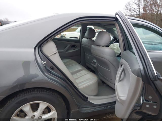 Toyota Camry Le Image 11