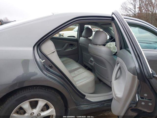 Toyota Camry Le Image 11