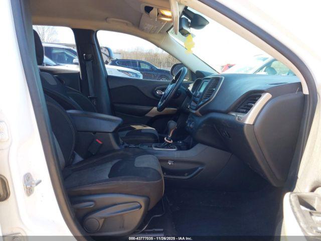 Jeep Cherokee Sport 4x4 Image 6