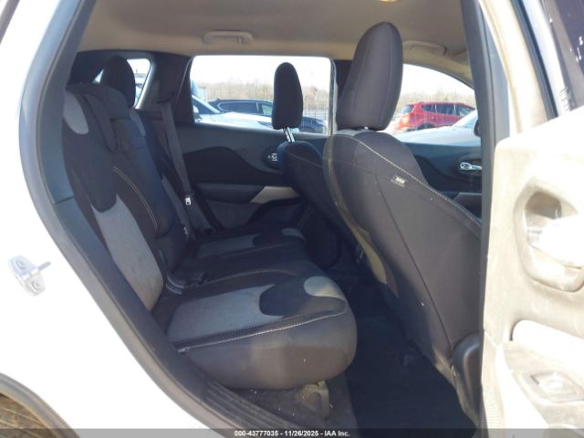 Jeep Cherokee Sport 4x4 Image 7