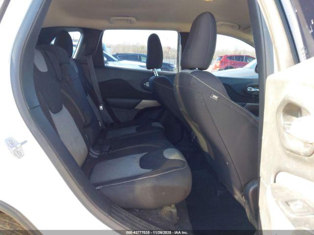 Jeep Cherokee Sport 4x4 Image 7