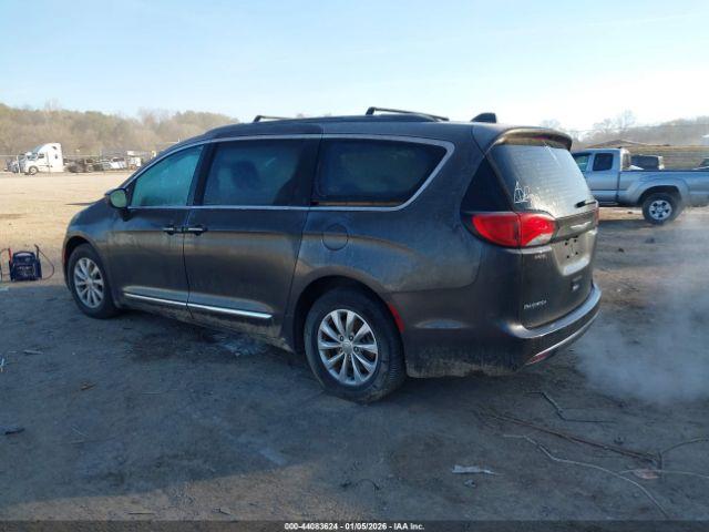 Chrysler Pacifica Touring-l Image 2