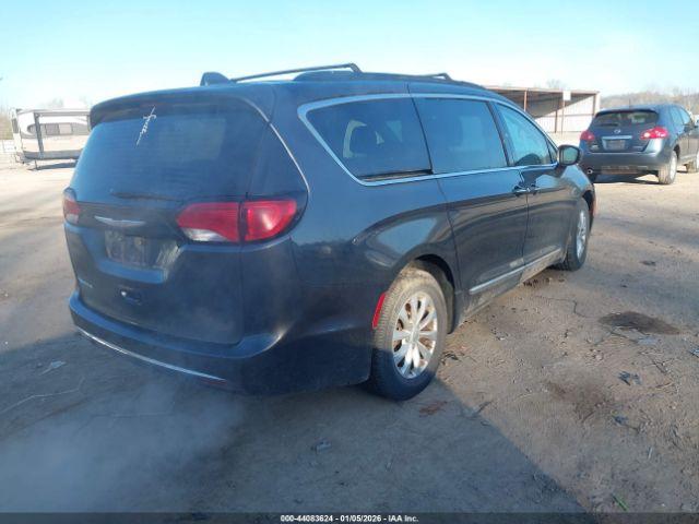 Chrysler Pacifica Touring-l Image 3