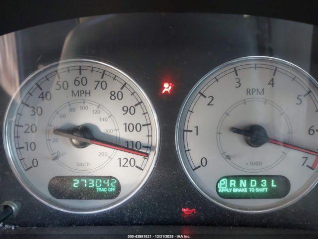 Chrysler Town & Country Touring Image 8