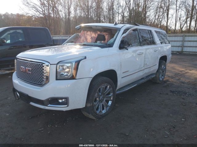 GMC Yukon Denali Image 8