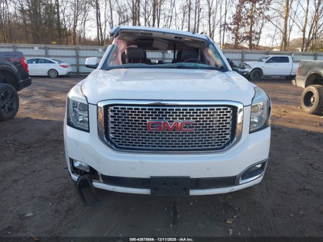 GMC Yukon Denali Image 10