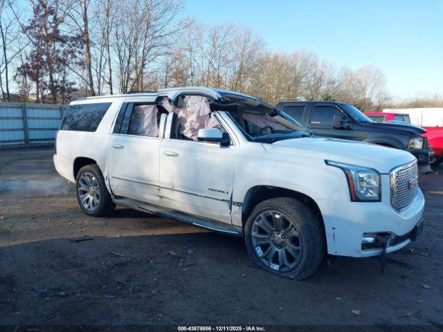 GMC Yukon Denali Image 14