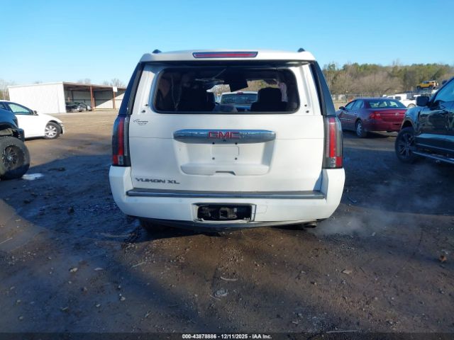 GMC Yukon Denali Image 3