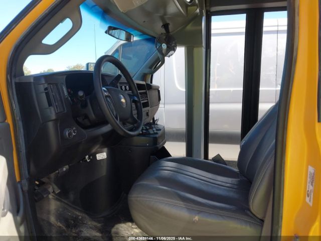 Chevrolet Express 4500 Image 2