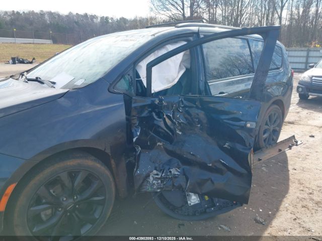 Chrysler Pacifica Touring L Plus Image 8