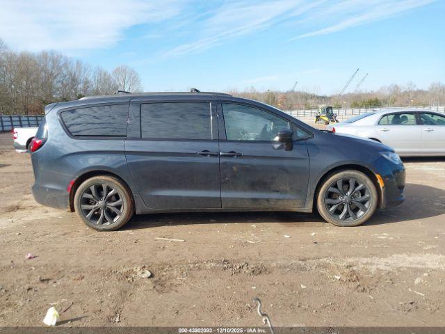 Chrysler Pacifica Touring L Plus Image 7