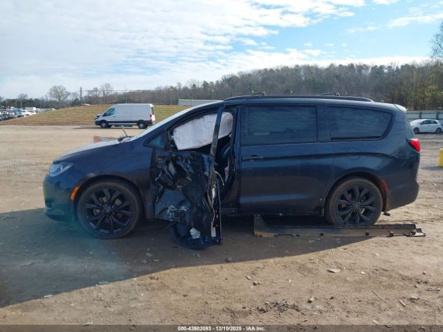 Chrysler Pacifica Touring L Plus Image 3