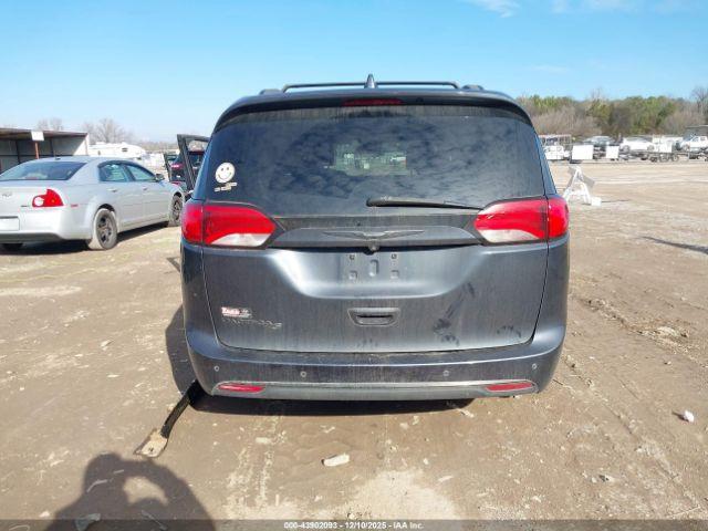 Chrysler Pacifica Touring L Plus Image 9