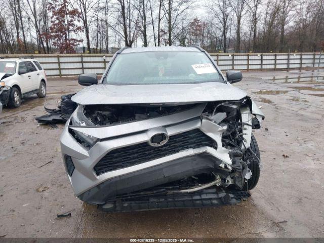 Toyota RAV4 Le Image 15