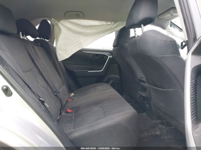 Toyota RAV4 Le Image 4