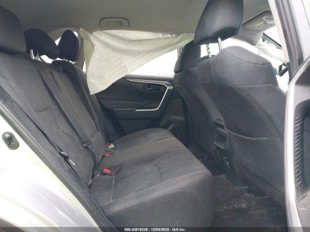 Toyota RAV4 Le Image 4