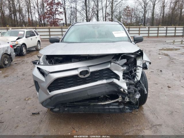 Toyota RAV4 Le Image 8