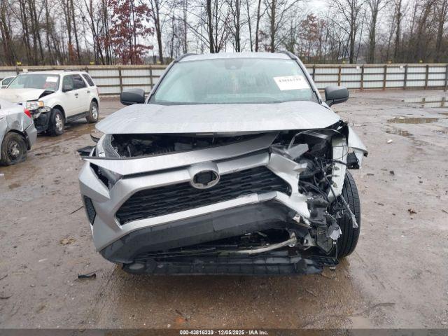 Toyota RAV4 Le Image 8