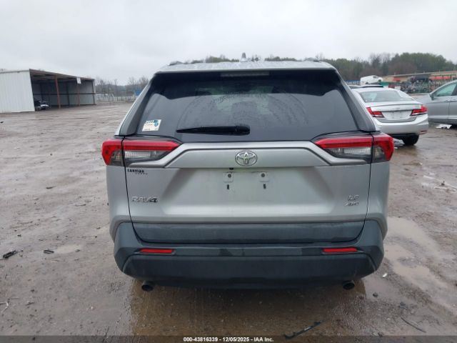 Toyota RAV4 Le Image 11