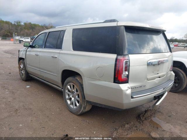 GMC Yukon Denali Image 11