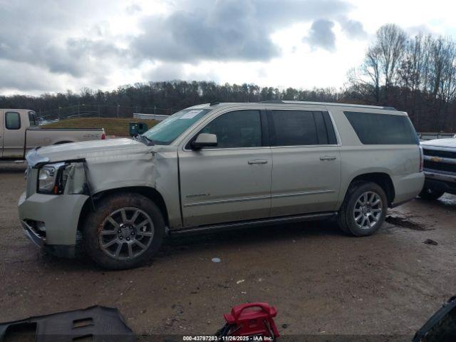 GMC Yukon Denali Image 16