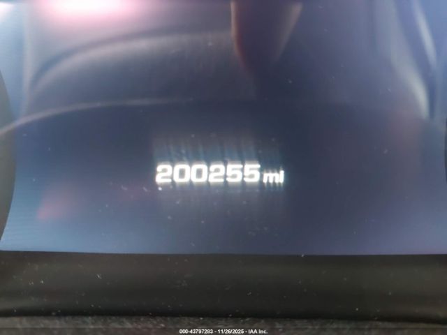 GMC Yukon Denali Image 13