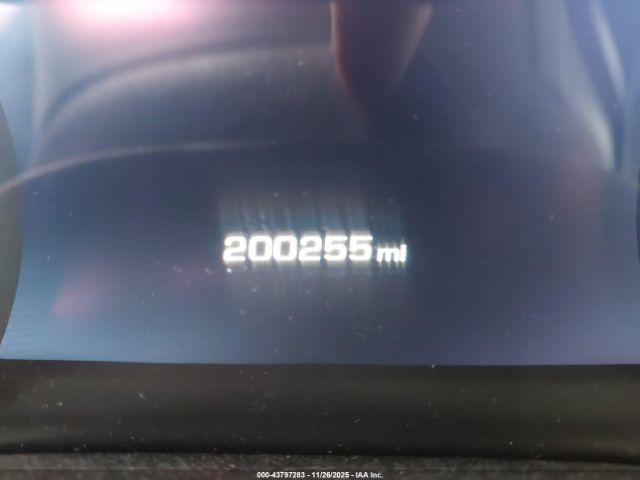 GMC Yukon Denali Image 13