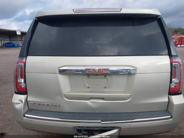 GMC Yukon Denali Image 12