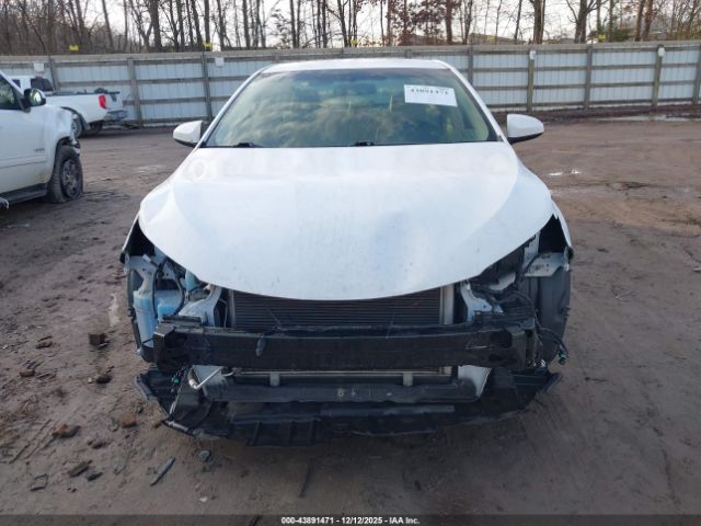 Toyota Camry Le Image 16