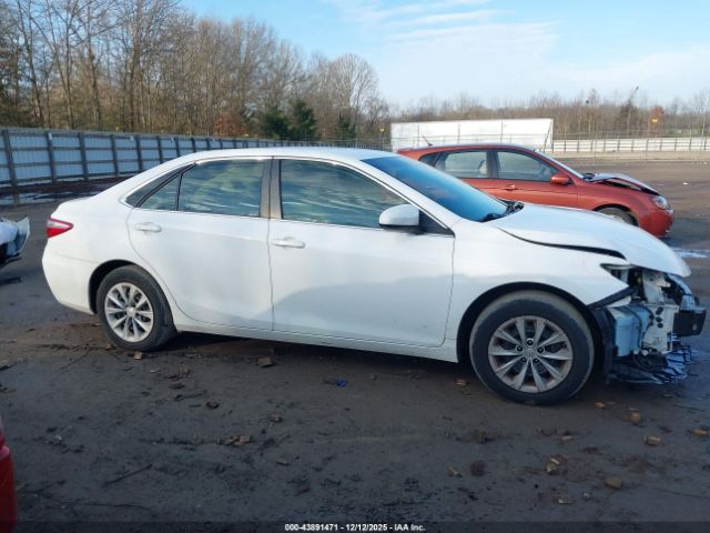 Toyota Camry Le Image 8