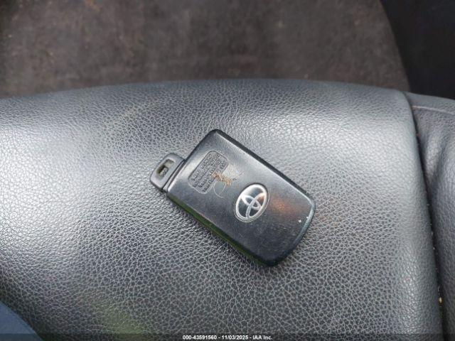 Toyota RAV4 Limited Image 16