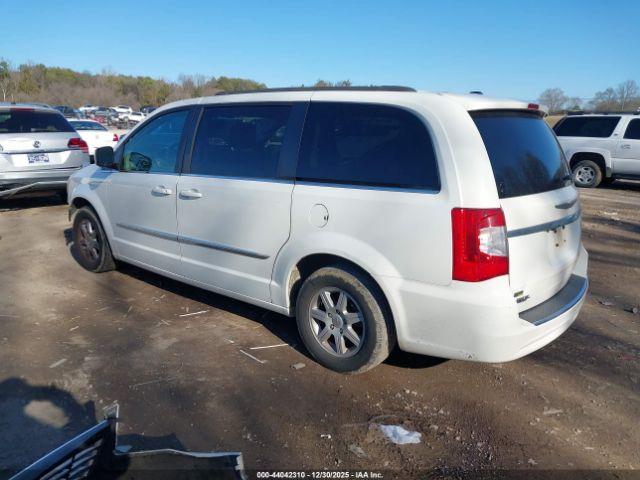 Chrysler Town & Country Touring Image 9