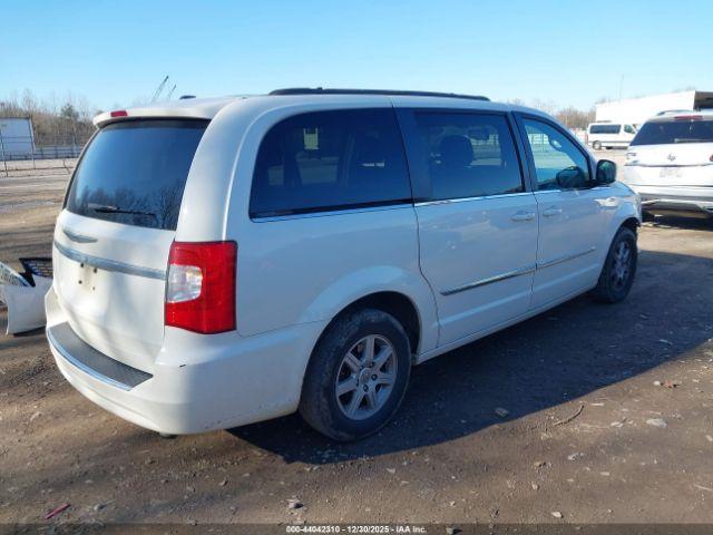 Chrysler Town & Country Touring Image 8