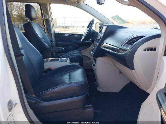 Chrysler Town & Country Touring Image 5