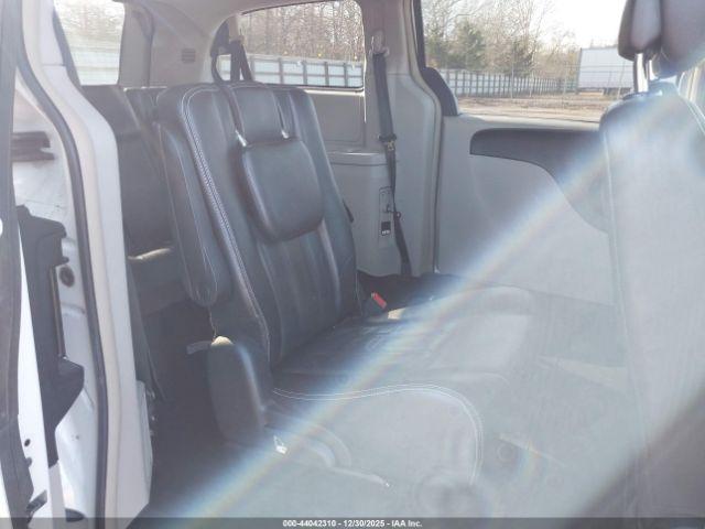 Chrysler Town & Country Touring Image 3