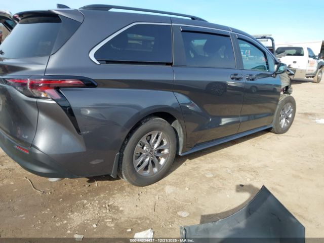 Toyota Sienna Le Image 3