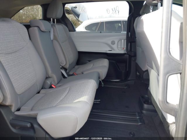 Toyota Sienna Le Image 15