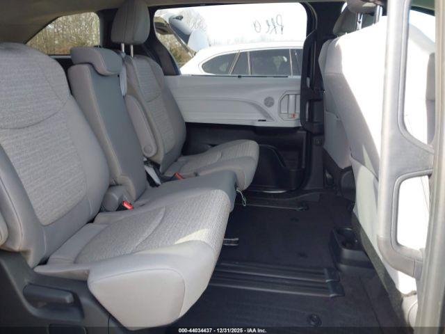 Toyota Sienna Le Image 15
