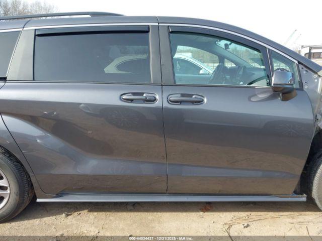 Toyota Sienna Le Image 11