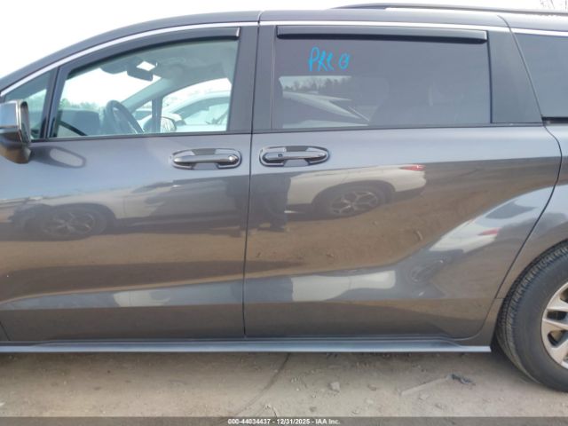 Toyota Sienna Le Image 2