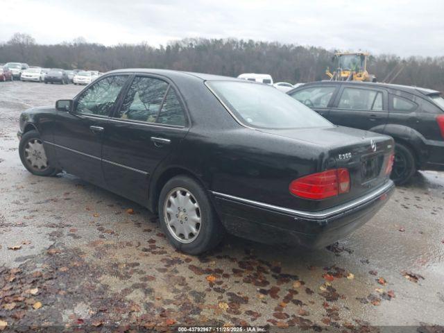 Mercedes-Benz E-Class Image 2